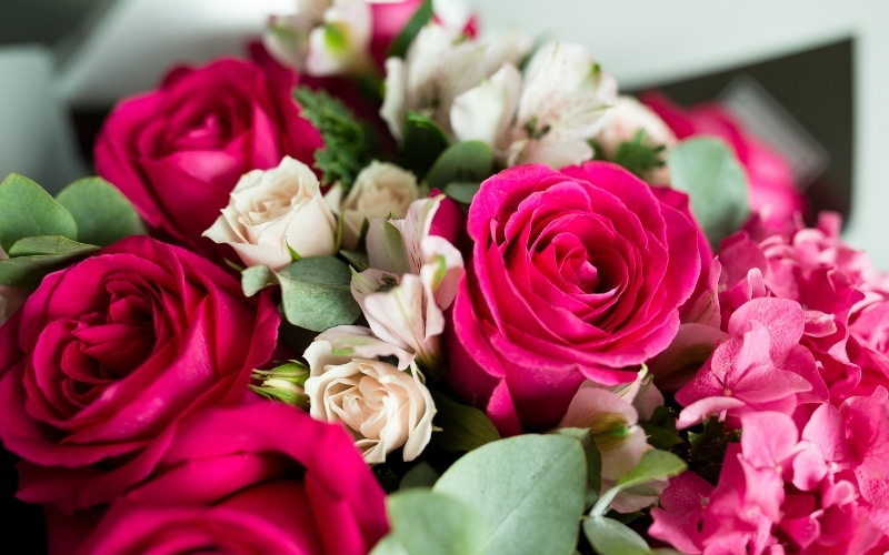 <К чему дарят розовые розы-букет на юбилей