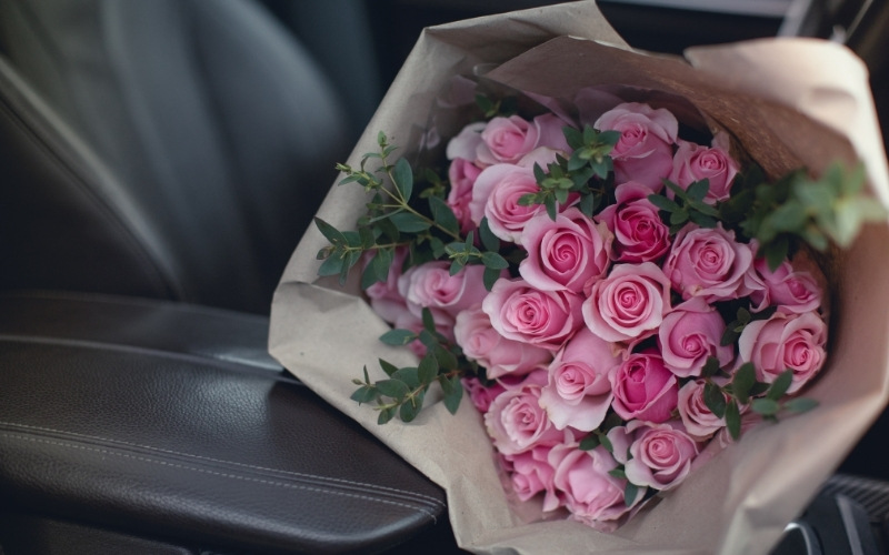 <Какое количество роз дарят девушке на день рождения